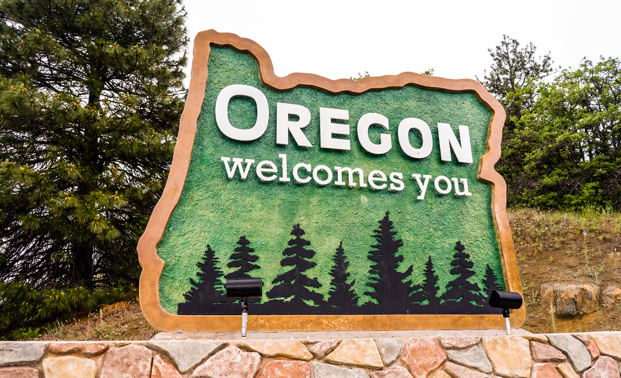 Oregon "welcome" sign.